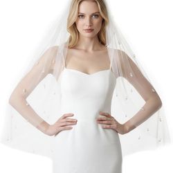 Simple Bridal Veil with Beaded Comb, 1 Tier Fingertip Length Wedding Veil, Delicate Beading on Thin Tulle, Elegant Veil for the Bride