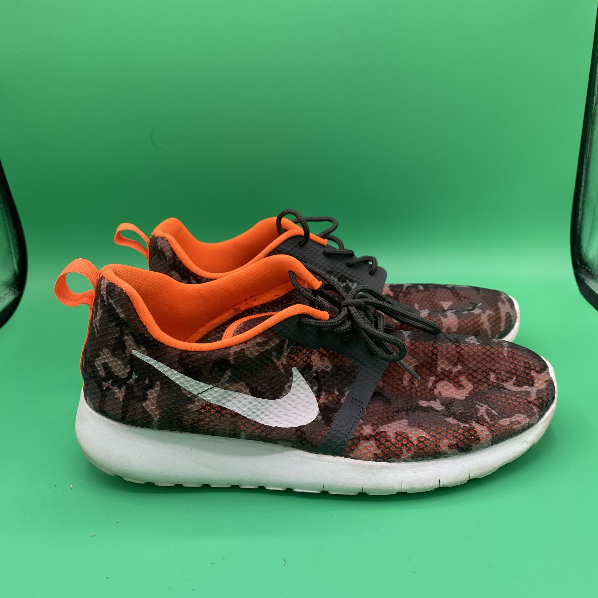 Nike Youth 7Y Roshe One Flight  Sneakers Running Shoes 705485-002 Good Condition