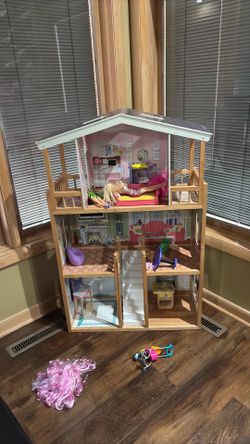 Multilevel dollhouse