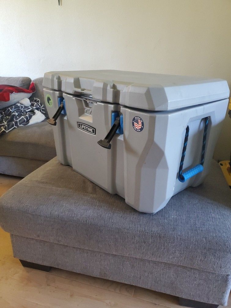 Heavy Duty Lifetime Cooler 77 Qt