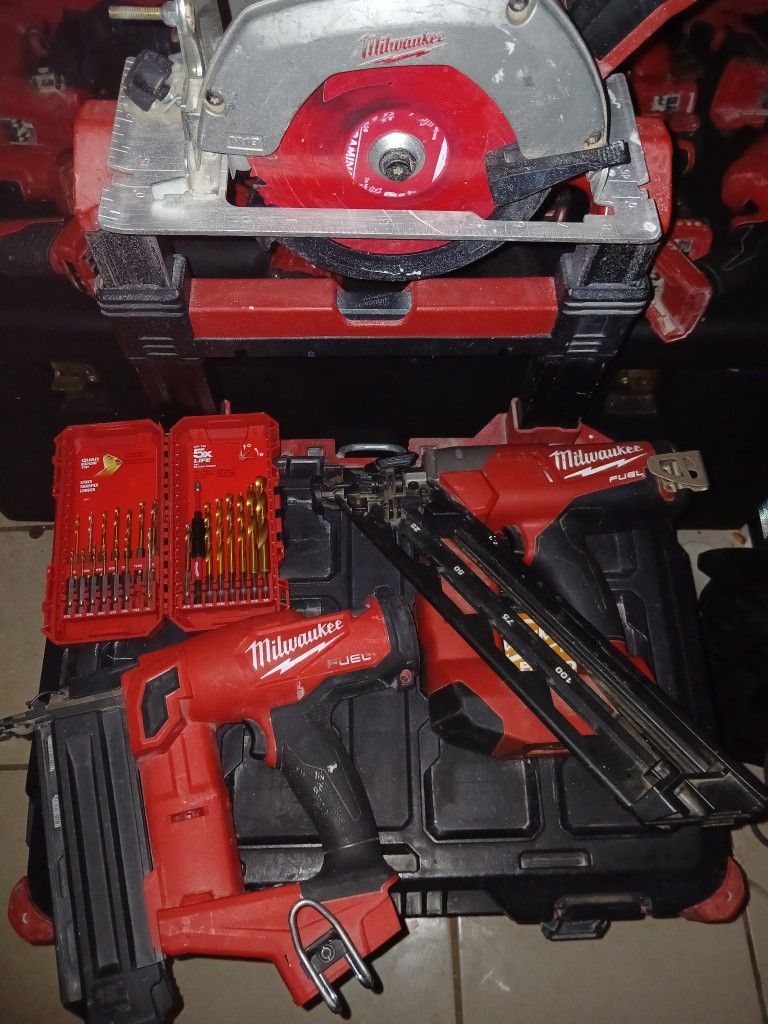 Milwaukee Set Of Nail Guns 1 Battery 1 Charger