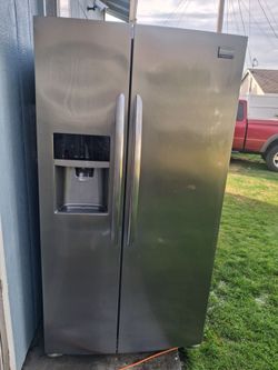 Stainless steel french door refrigerator