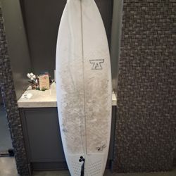 Surf board with FCS fins and leash 