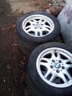 BMW STOCK wheels and tires ioff a 1992got all center cap and lugnuts