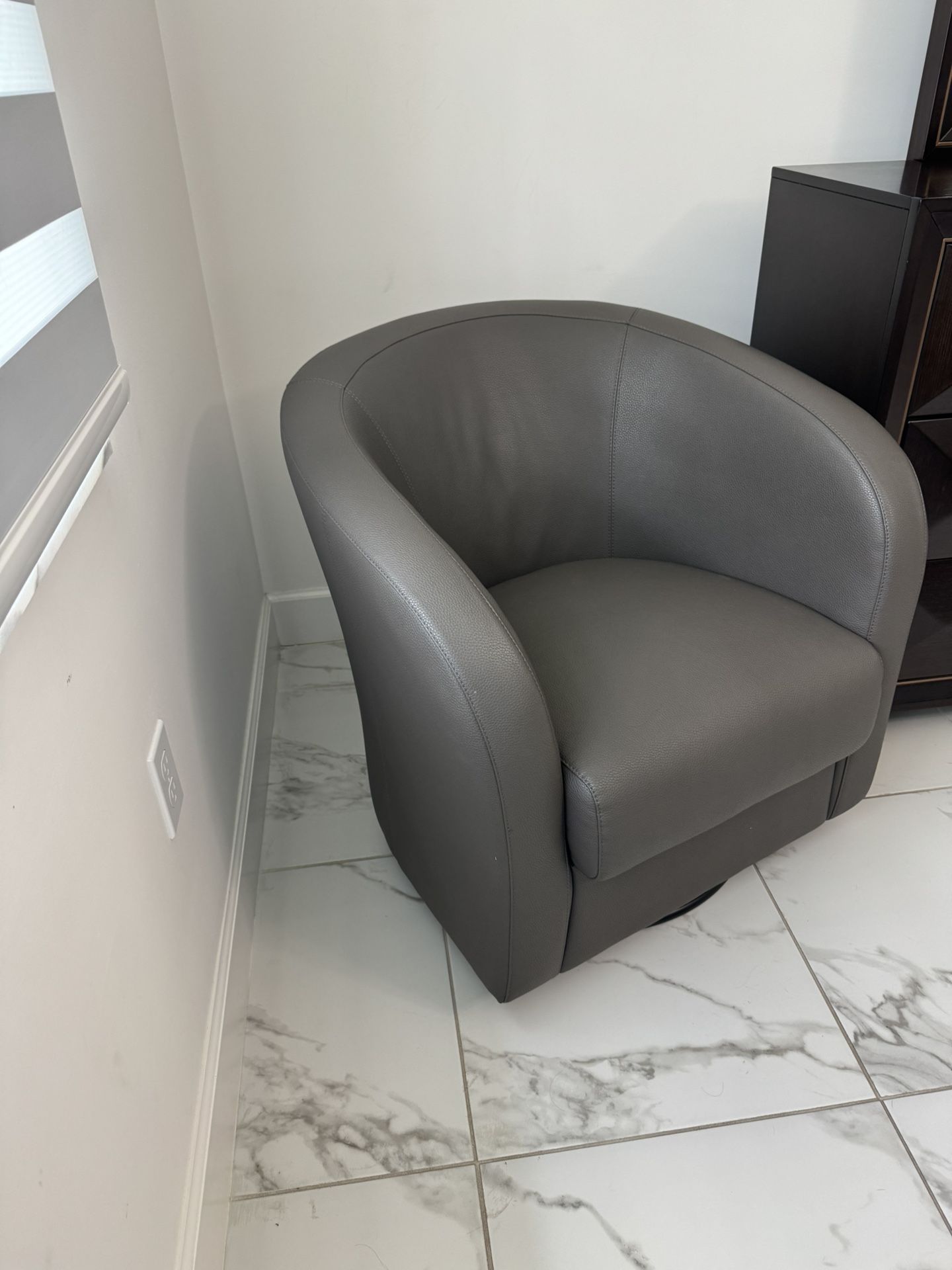 Swivel leather Chair