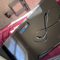 40 Inch TLC Smart Roku Tv With Wall Mount