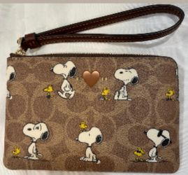 New Snoppy brown Zip Wristlet