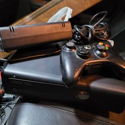 Xbox 360 250gb with controller and cords working perfectly