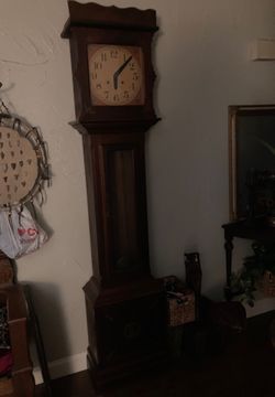 English antique clock strikes on the Hr