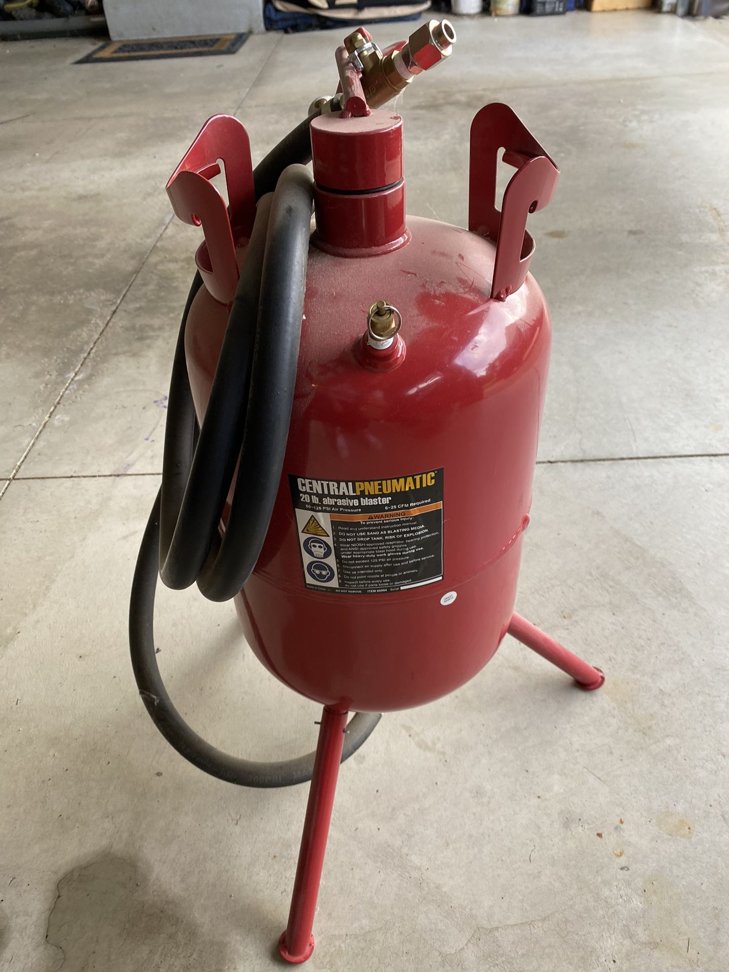 Central pneumatic Pressurized Abrasive Blaster