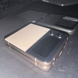 Samsung Galaxy Flip 4 - Fully unlocked, Great Condition!