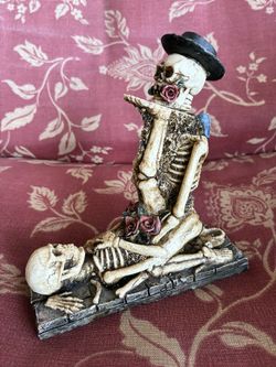 Love Never Dies Skeleton Figurine