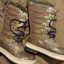 Snow Boots Women Size 7 LIKE NEW 