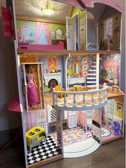 Dollhouse with accessories.