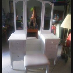 ANTIQUE VANITY.    MIRROR EASILY REMOVABLE. . SLIDES IN AND OUT 