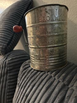Vintage Bromwell 3 cup sifter, red woodenknob