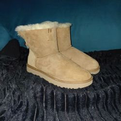 Short UGGS with Bows 