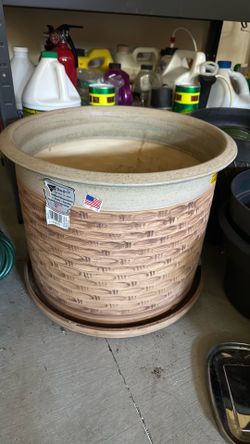 Planter with the drain dish