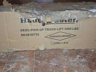 Harbor Freight pick up truck lift New In box (box has damage)