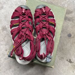 KEEN women Water Sandals Size 6