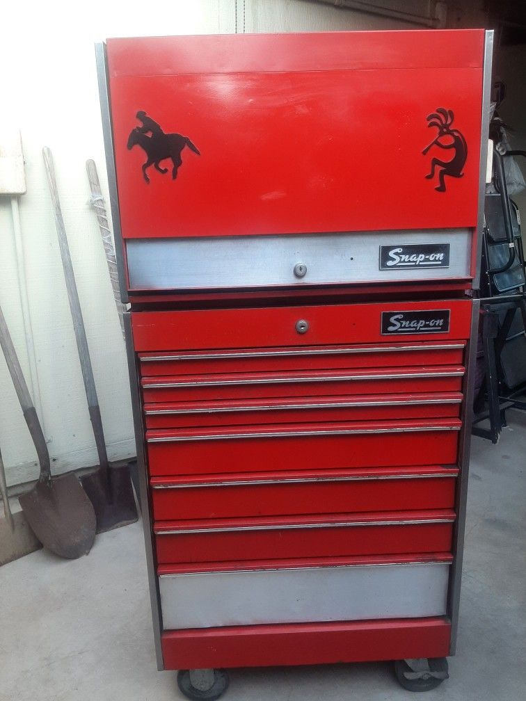 **Snap on tool box on wheels with keys.