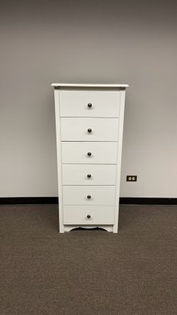 6 Drawer Tall Dresser - Great Condition