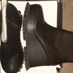 Shelly's London Size 9  Boots .