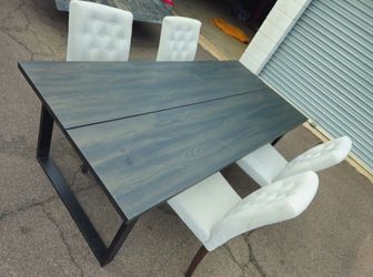 Table And Chairs Located In Mesa