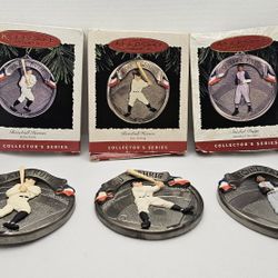 3 Hallmark Baseball Hero Christmas Ornament Ruth Gehrig Paige Lot Set Sport
Set of 3 Ornaments -

Collector's Series - Baseball heroes

1 - 1994 - Bab