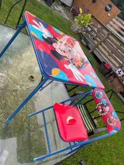 Foldable kids table
