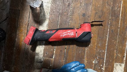 MILWAUKEE OSCILLATING MULTI-TOOL