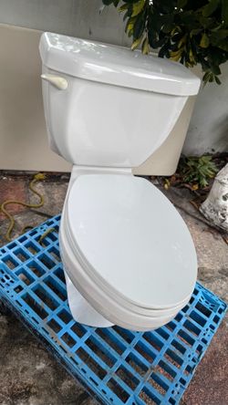 Toilet  American standard, top of the line , hardware included , toilet seat included, Cadet Pressure-Assisted 2-piece 1.6 like new!GPF Single Flush E