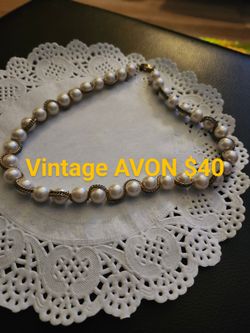 Vintage AVON Pearl And Gold Necklace 