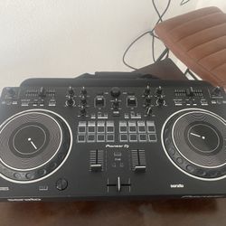 Pioneer DJ DDJ-REV1 2-deck Serato DJ Controller