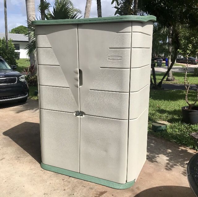Rubbermaid Large Vertical Resin Weather Resistant Outdoor Storage Shed: 4.5’W x 2.5’D x 6.5’H (77”H x 56”W x 32”D)