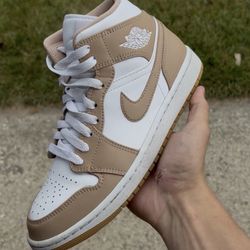 Air Jordan 1 Mid tan Size 7.5 Men’s 