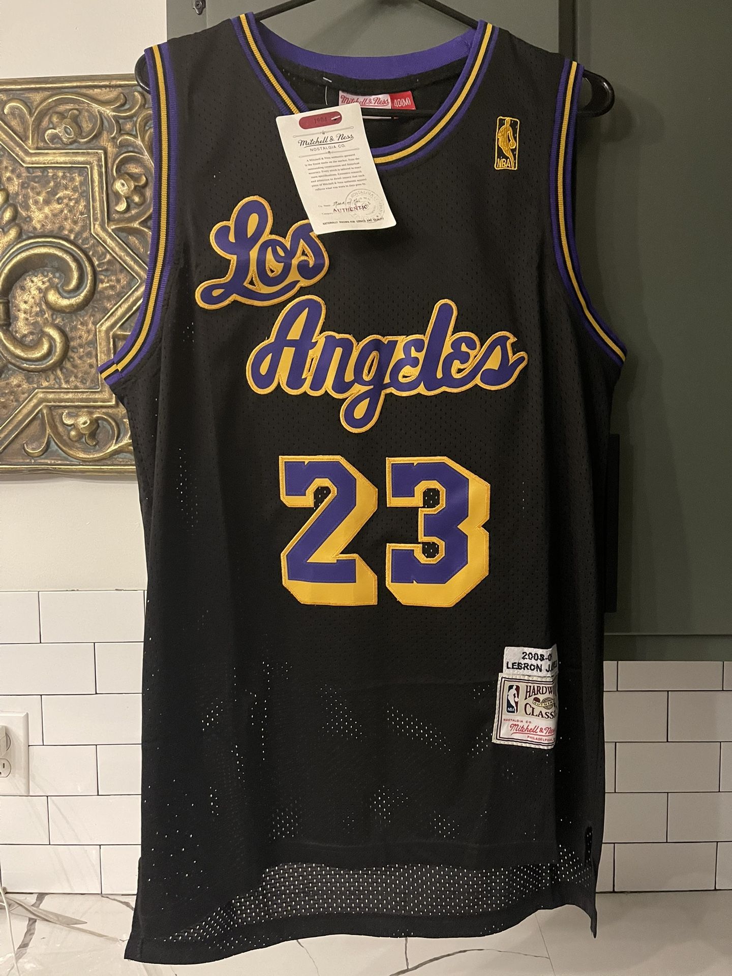 Men’s LeBron James Lakers Jersey Size M.
