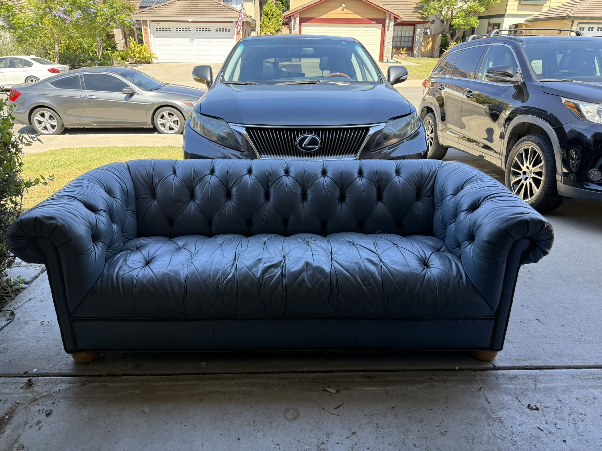 Leather Sofa - Large vintage-style - Leather Chesterfield Sofa - Pickup In 92130