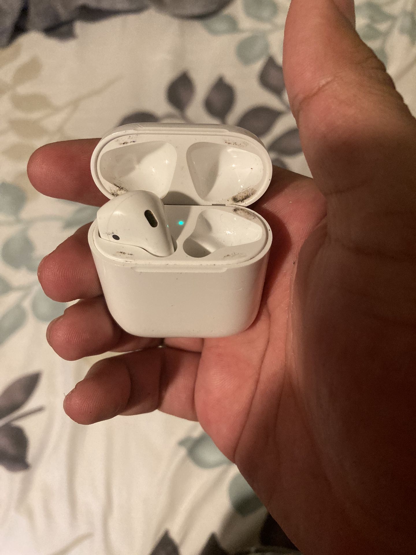 AirPod  Siri’s 2  In Good Condition Lost The Other Side But Still Work With One Side Though 