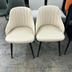 Dining chairs set of 2(small damage ）