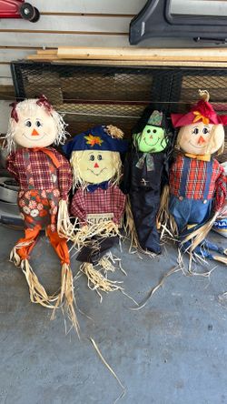 4Decorative scarecrows