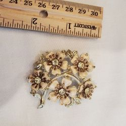 Brooch 