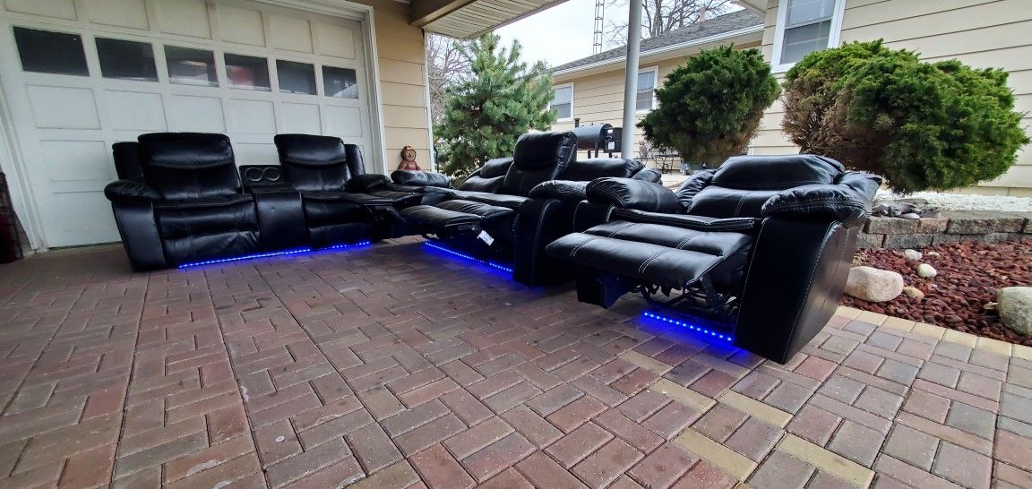Black leather Style pwr recline couch loveseat chair. Bluetooth sound system. USB charger LED lights.
Good condition. No rips tears odors
NOTE.....O