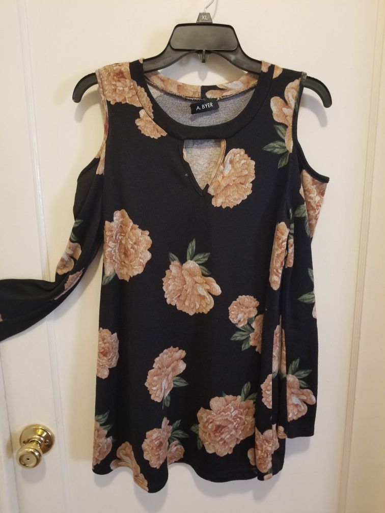 Large floral dress stretch fabric and flowy like new