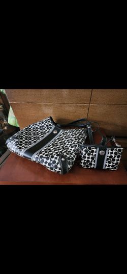 COACH Shoulder Bag And Changr Purse Set