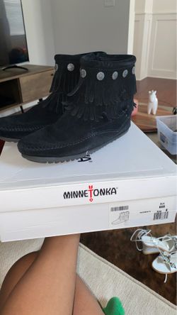 Minnetonka suede fringe boots