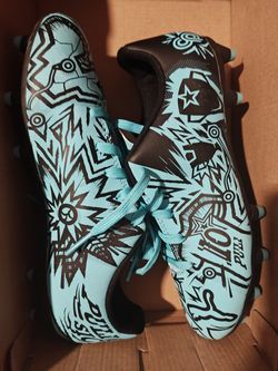 Kids soccer cleats sz 4