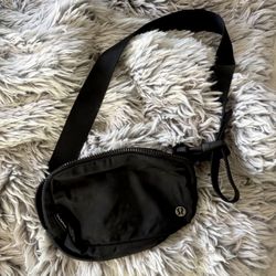 Black Lululemon Everywhere Belt Bag