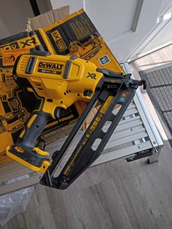 DeWalt 20V MAX XR 16-Gauge Finish Nailer DCN660