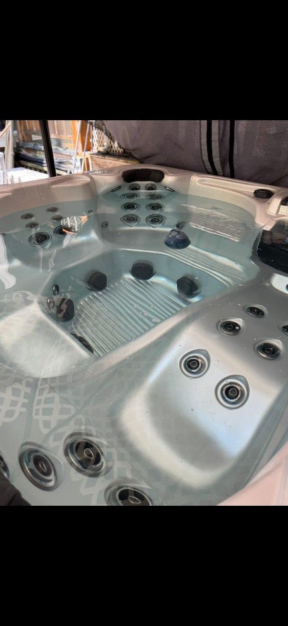Luxurious 6 Person Spa With Extras & Free Delivery Within 50 Miles Of Fairhope!